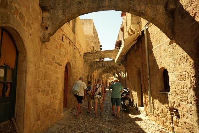 El antiguo taller de la calle Brocense cambia de manos y el barrio mira con atención