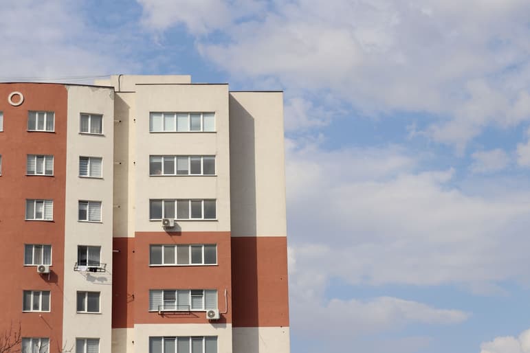 Un aula entre espalderas y dos canastas